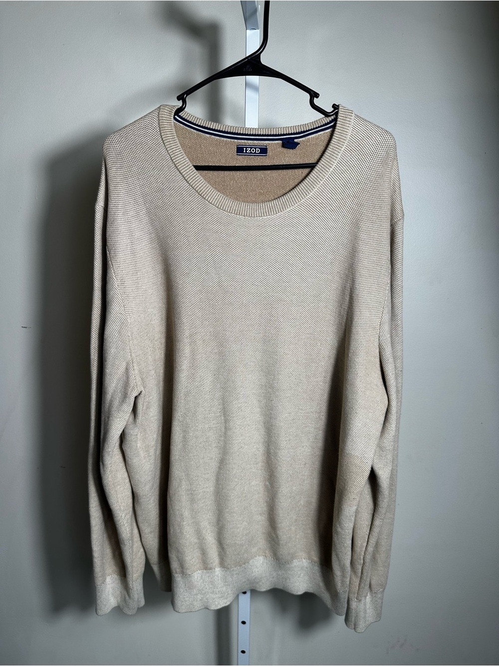 P384. Izod Men's Beige/Cream Crewneck Sweater